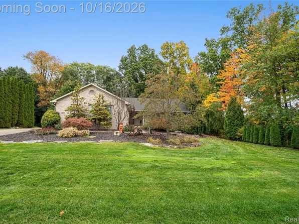 999 Suchava Dr, White Lake, MI 48386