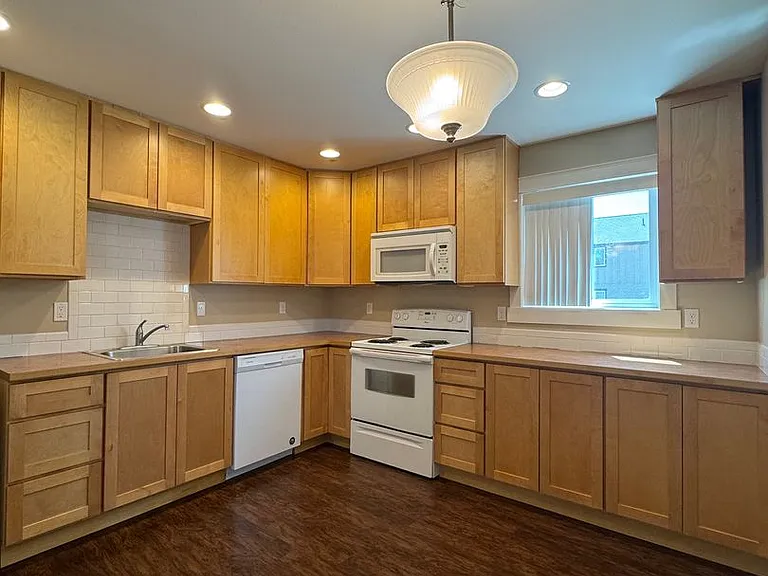 2221 N Airport Rd — Photo 5