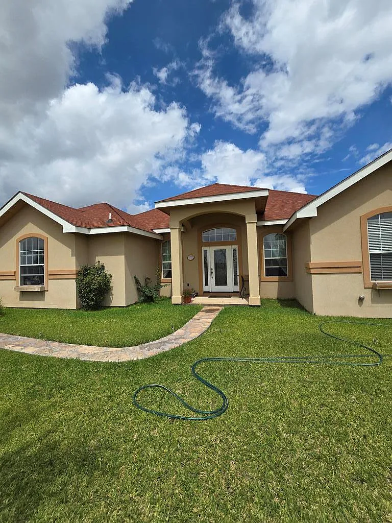 3 bed, 2.0 bath, 1834 sqft, $2,600 — Photo 1