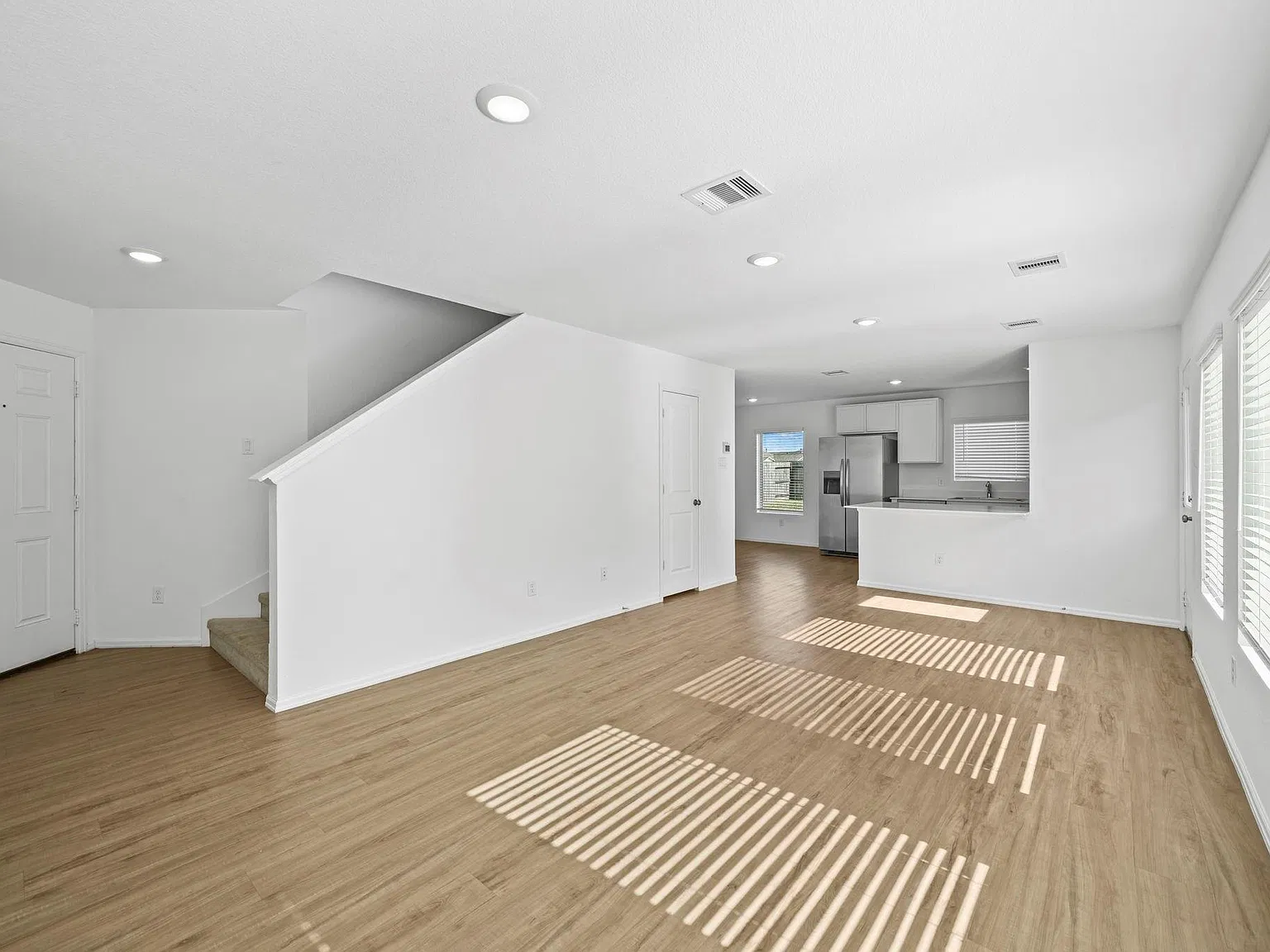 4 bed, 3.5 bath, 1851 sqft, $2,100 — Photo 2