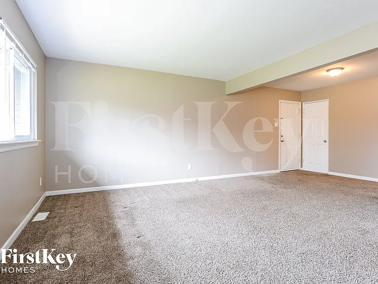 825 Manresa Ln — Photo 2