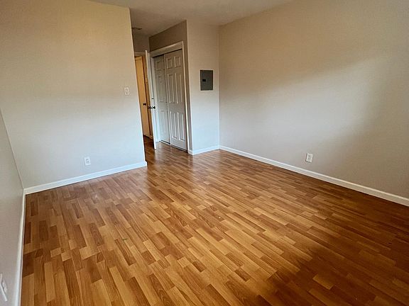 5th image of 678 Iris Ave