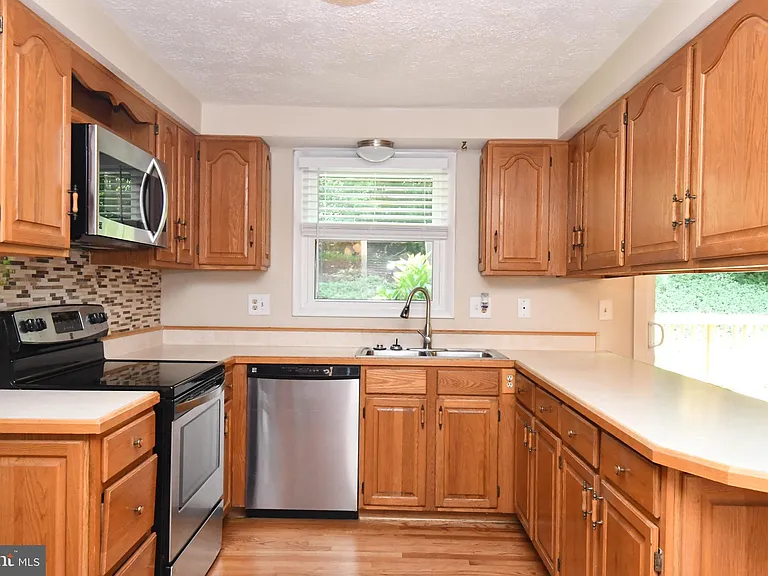 8017 Diving Cliff Ln — Photo 8