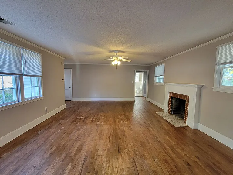 220 Gilleland Dr — Photo 6