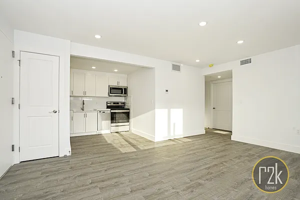 Rented by Realty 2000 Corp | media 7