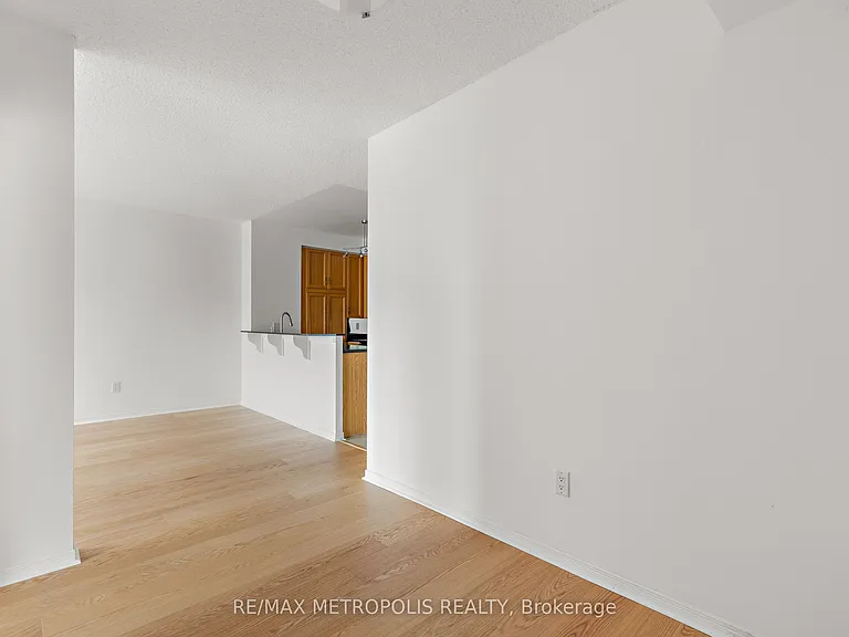 2495 Dundas St W #412 — Photo 18