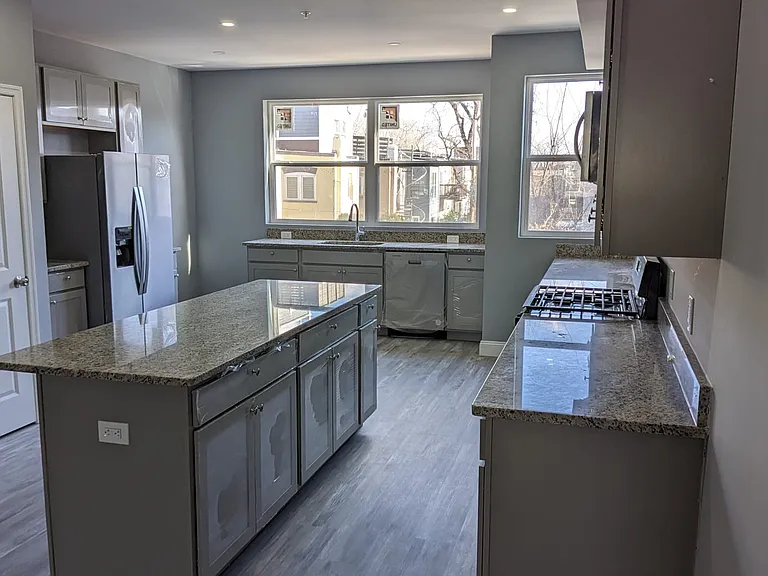 647 16th St NE — Photo 2