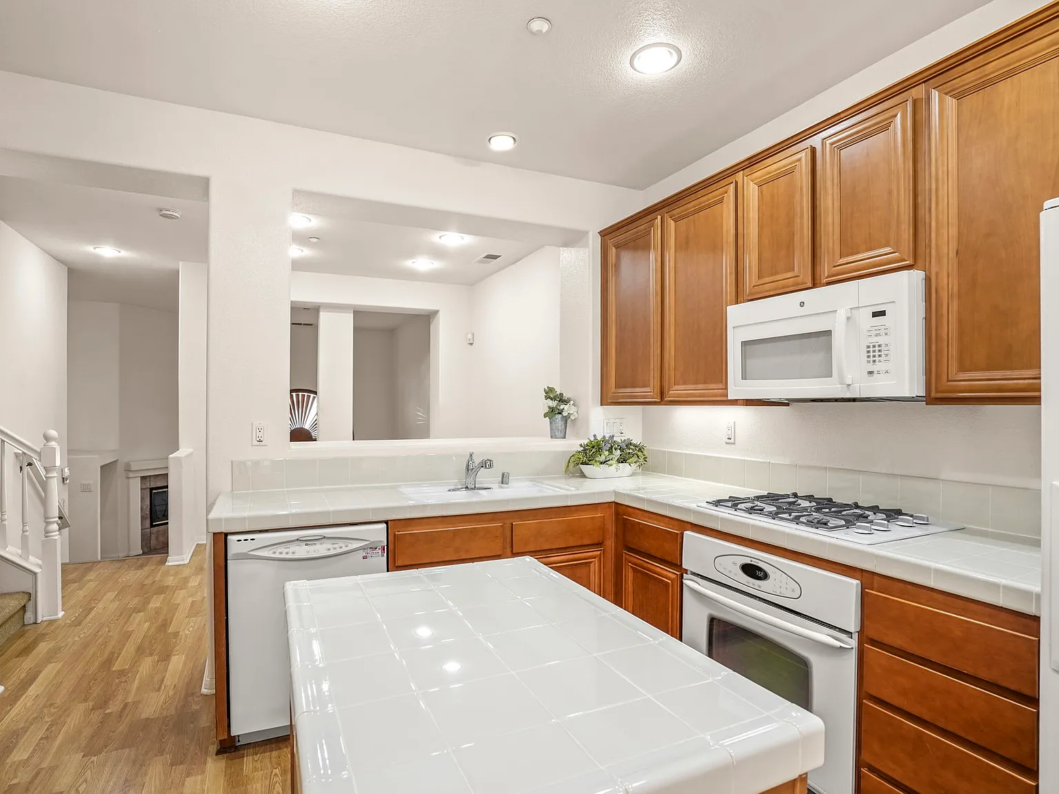 3 bed, 2.5 bath, 1743 sqft, $4,000 — Photo 3