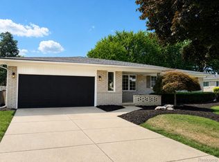 39501 Cobridge Dr, Clinton Township, MI 48038