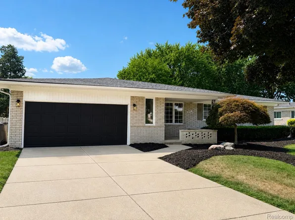 39501 Cobridge Dr, Clinton Township, MI 48038