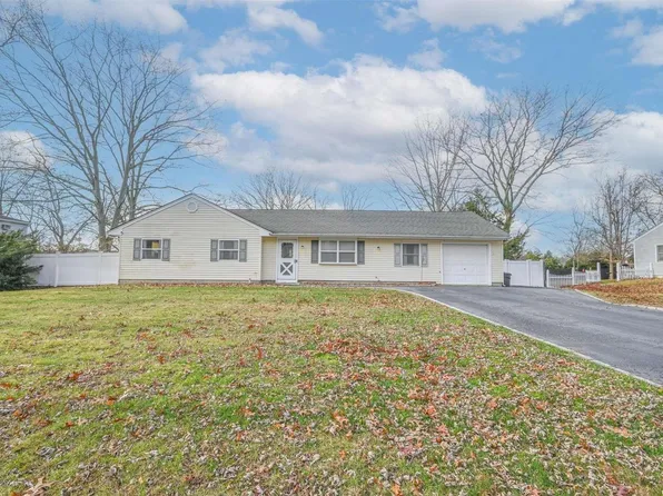 20 Felway Drive, Coram, NY 11727