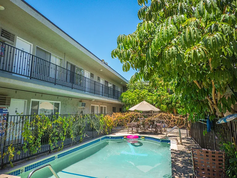 14220 Burbank Blvd — Photo 9