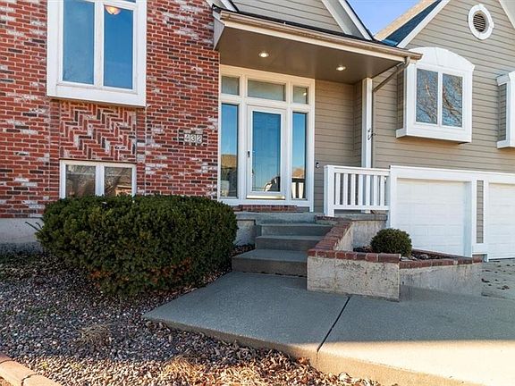 3rd image of 432 SW Oak Wood Ln