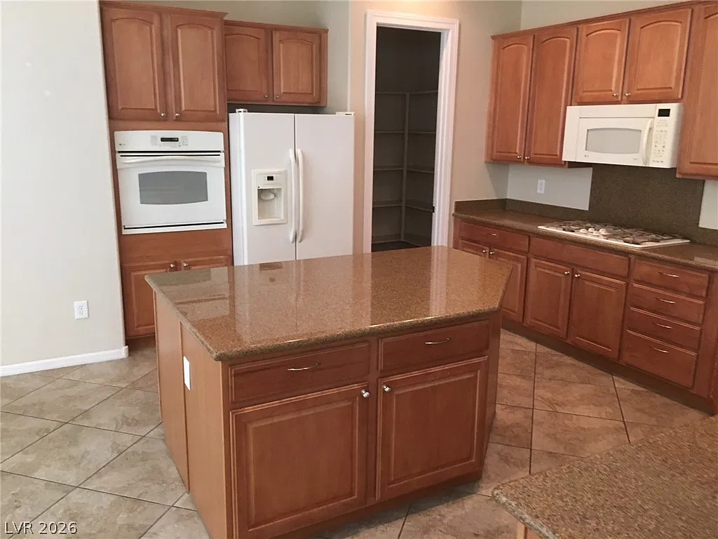 2 bed, 2.5 bath, 2592 sqft, $2,500 — Photo 4