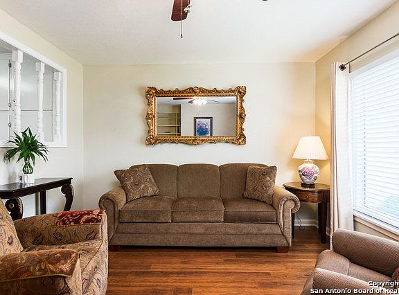 5th image of 1047 Hillcrest Dr