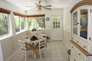 Breakfast nook / Flex room