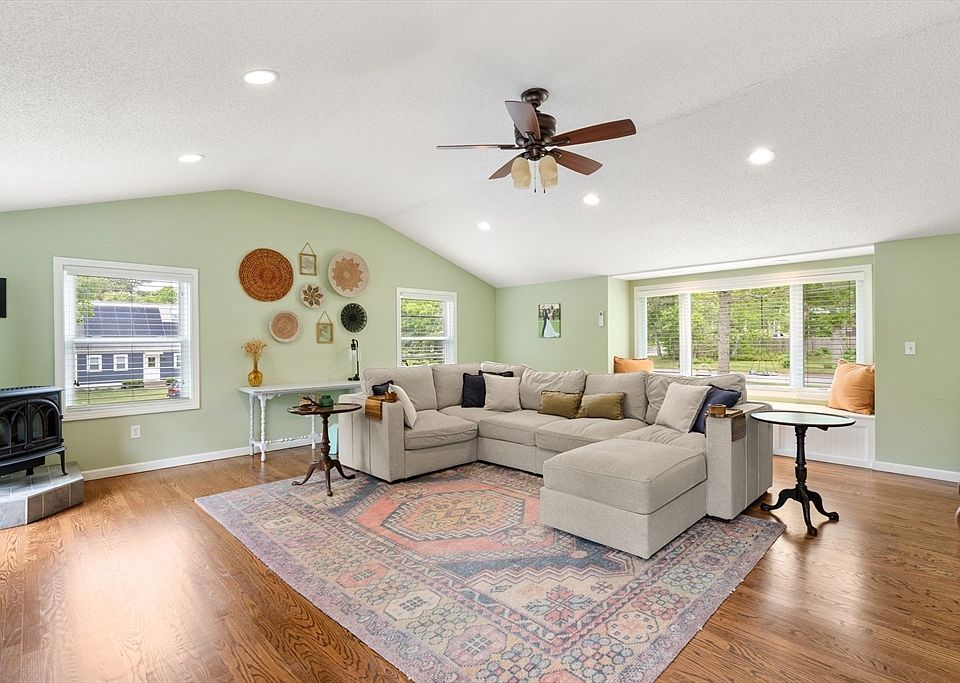 1st image of 9 Debbies Ln