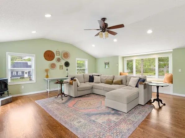 9 Debbies Ln, Barnstable, MA 02630