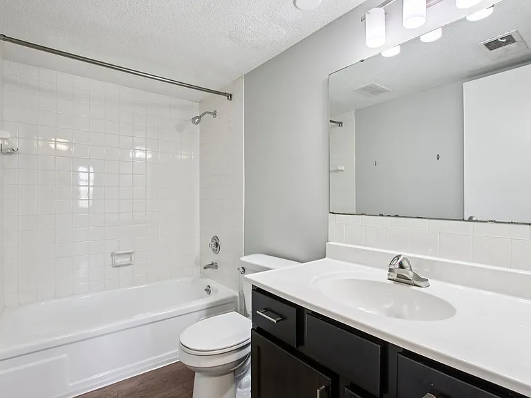 Edgewater Apartments — Photo 20