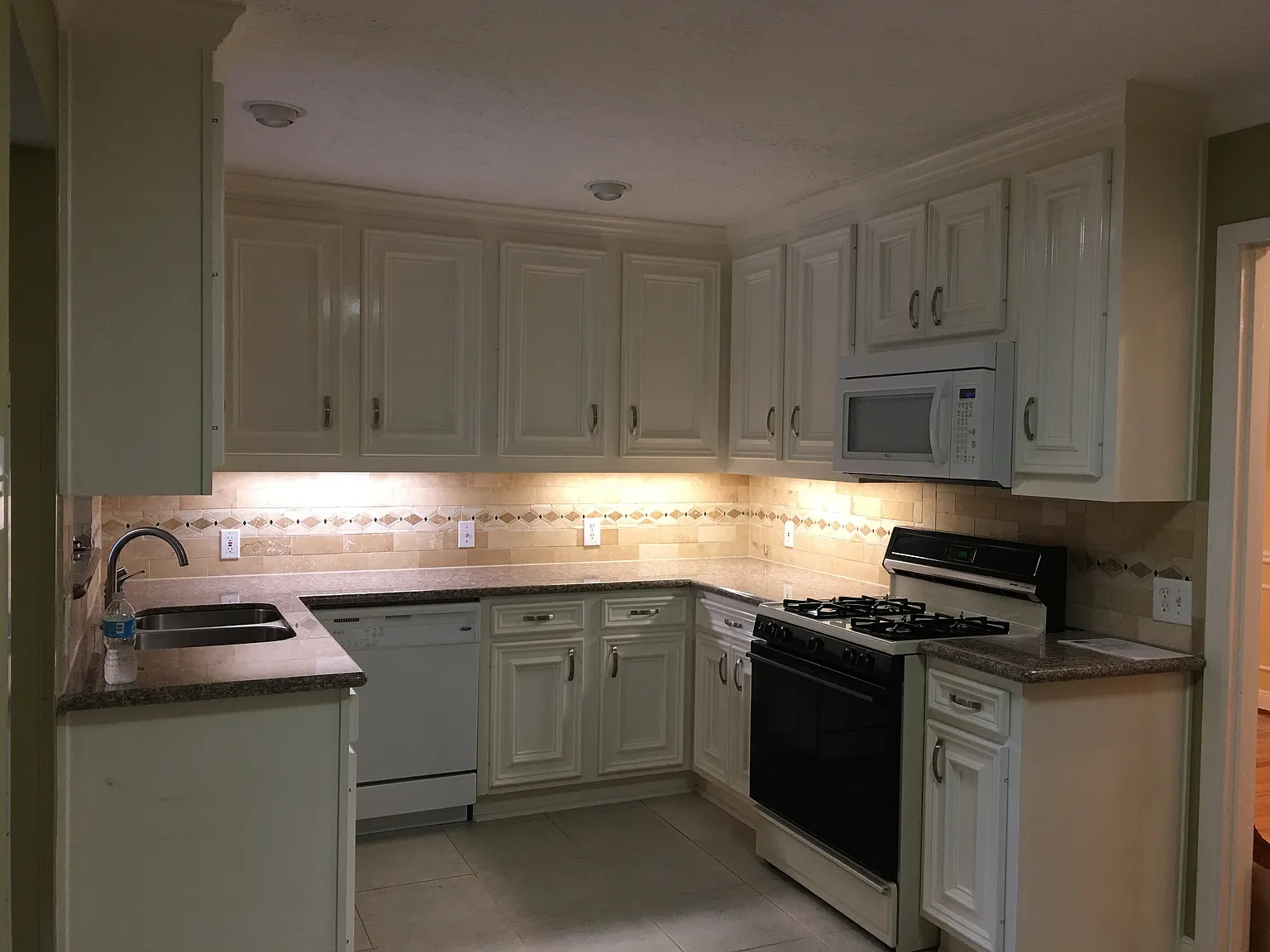 3 bed, 1341 sqft, $2,000 — Photo 2