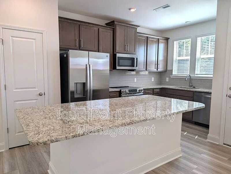 3 bed, 2.5 bath, 1575 sqft, $2,050 — Photo 3