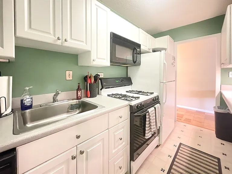 2 Hawthorne Pl #16K — Photo 9