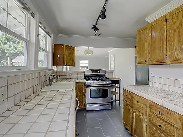 1393 Spencer Ave — Photo 12