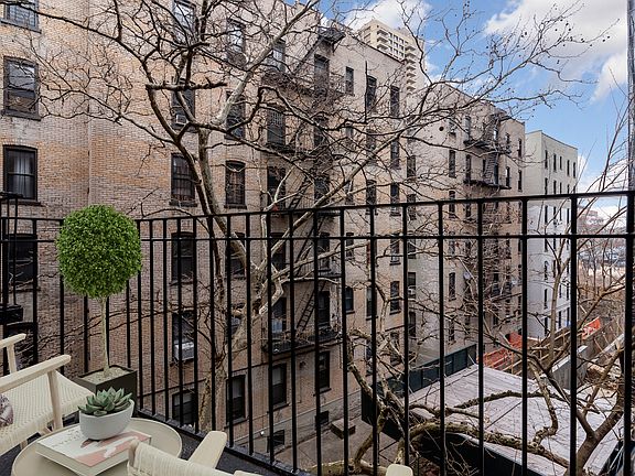 5th image of 921 Washington Ave #610
