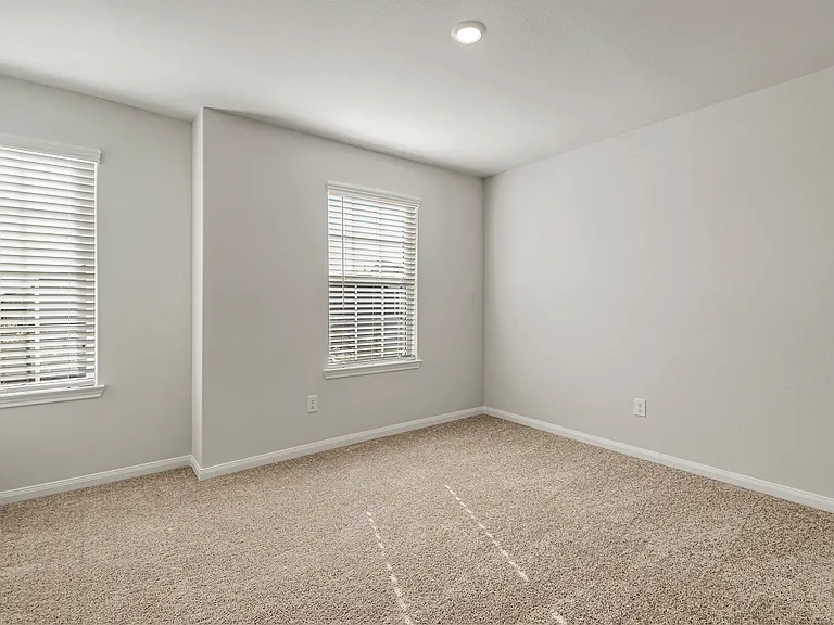 Secondary bedroom.