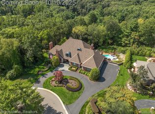 1494 Highpoint Dr, Rochester, MI 48306