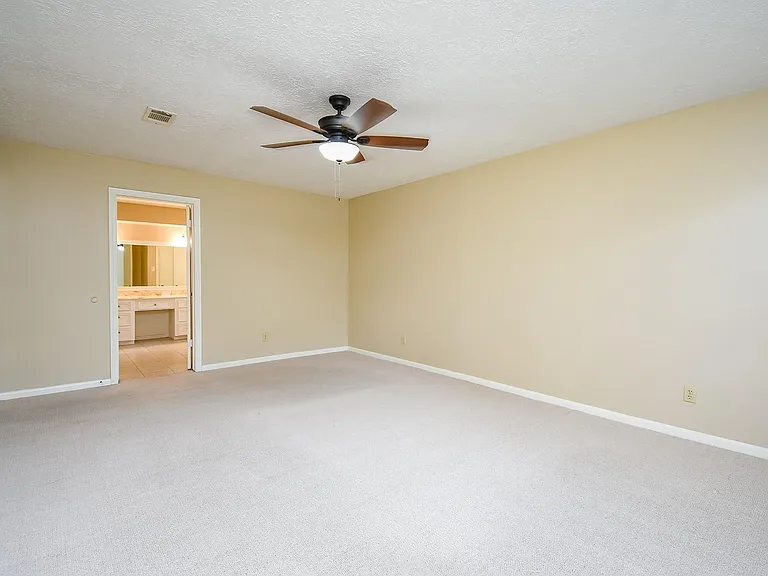 910 Shillington Dr — Photo 33