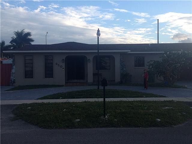 2nd image of 950 W 33rd Pl