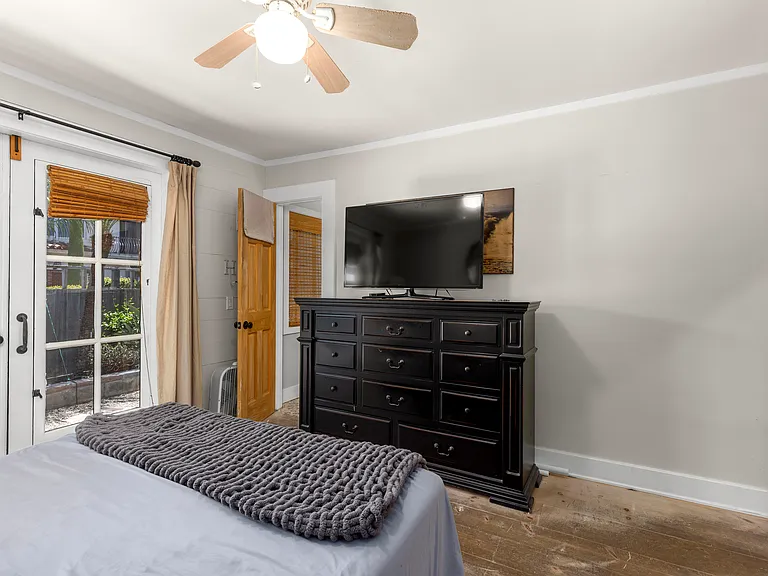 2416 Oxford Ave — Photo 18