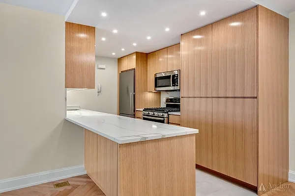 Rented by Anchor Associates | media 14