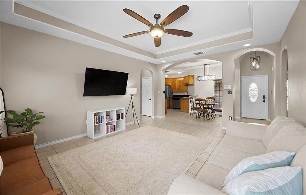 3 bed, 1266 sqft, $1,950 — Photo 4