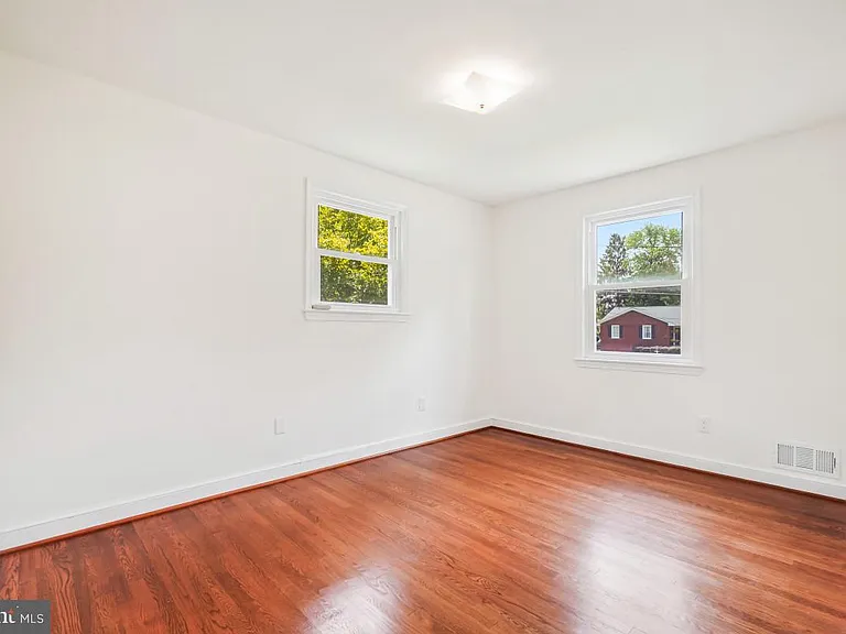 500 Derrydown Ln — Photo 14