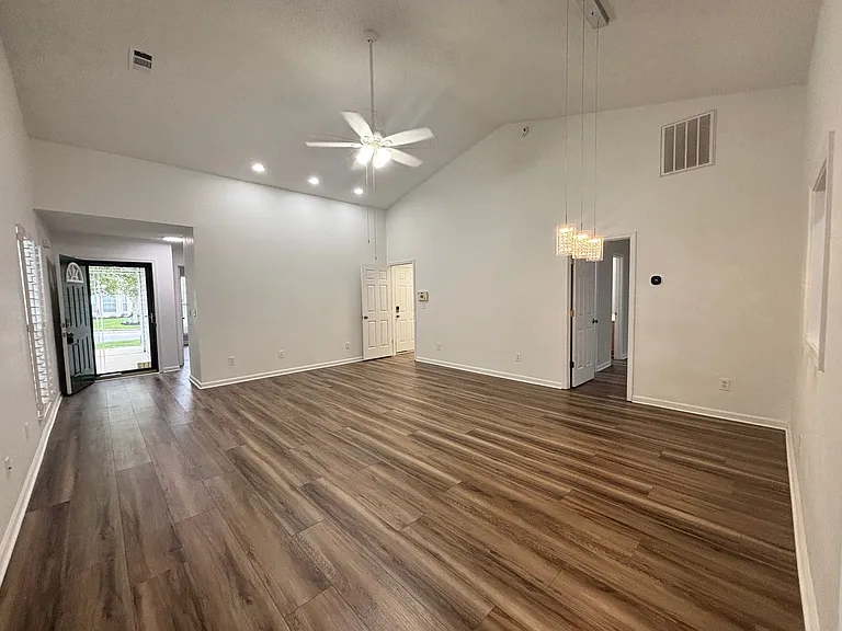 112 Ivy Garden Ln — Photo 2