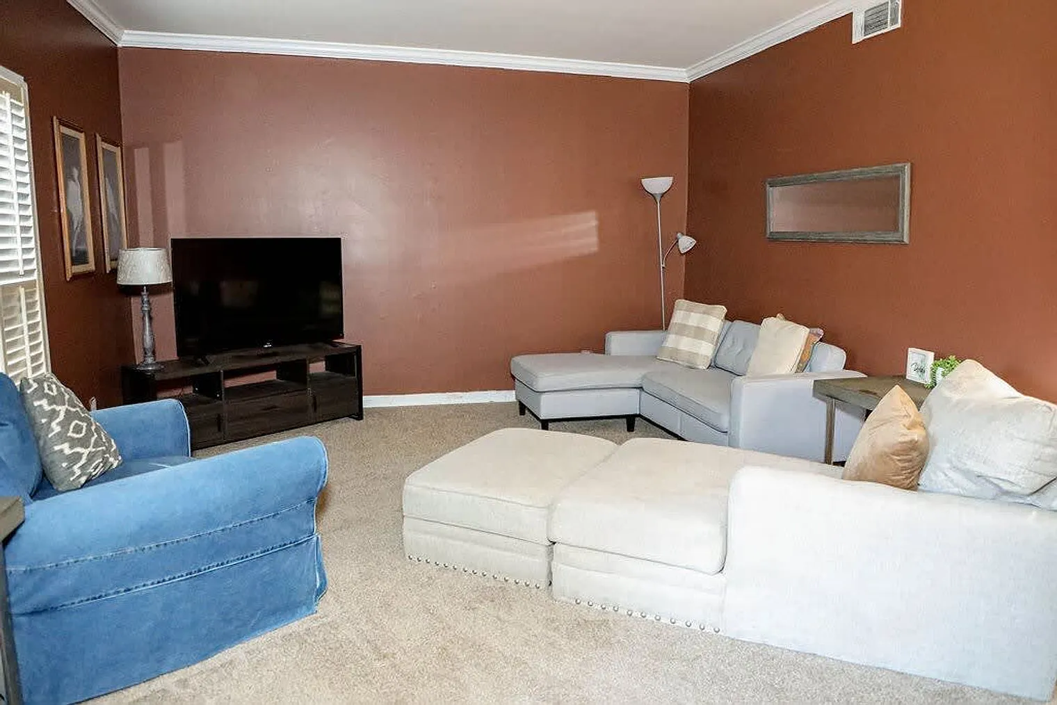 4 bed, 2.0 bath, 2464 sqft, $2,990 — Photo 2