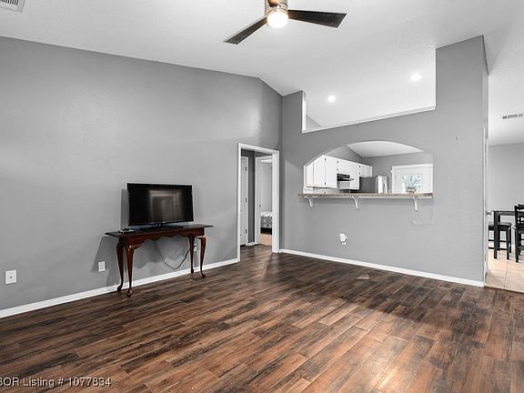 5th image of 608 S 38th St