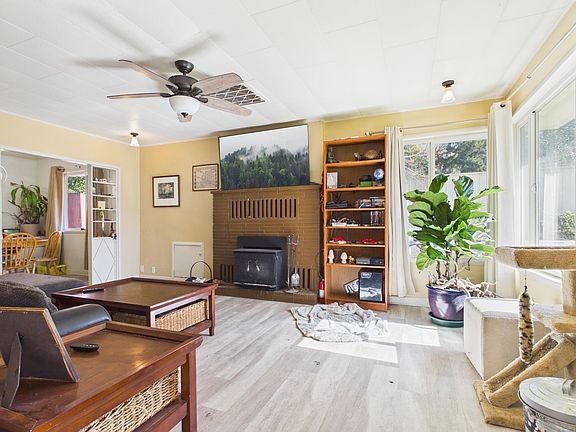 4th image of 121 Manzanita Ave