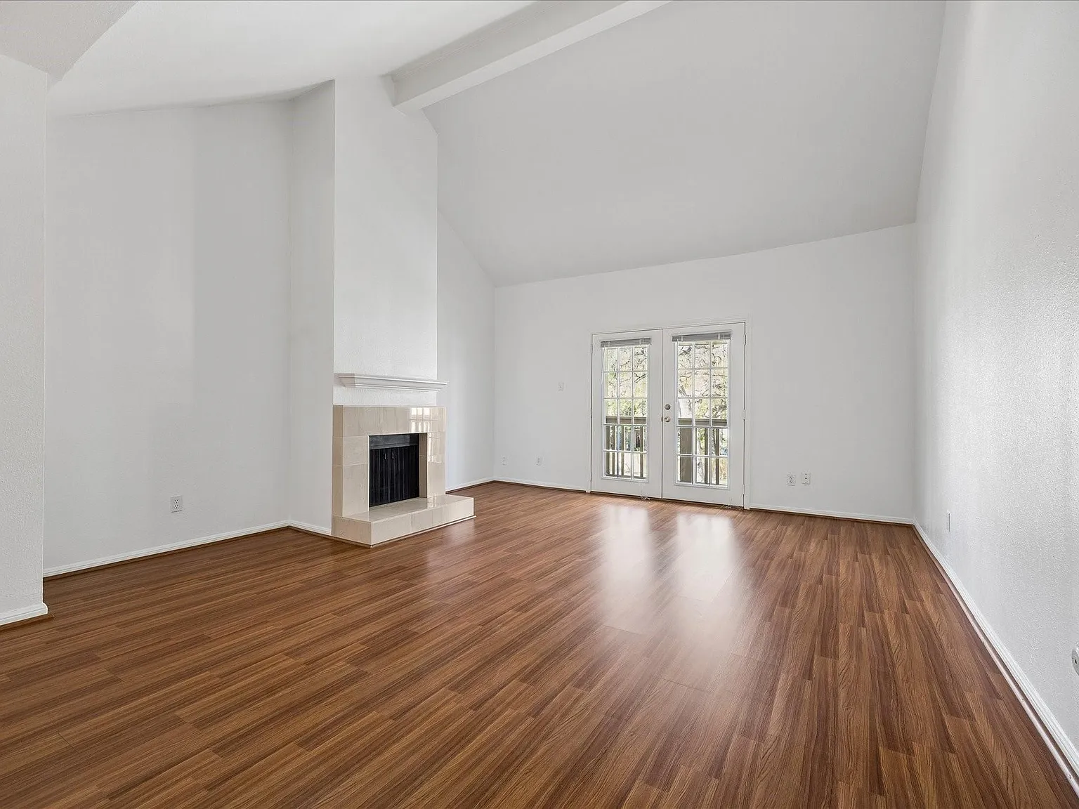 1 bed, 1.0 bath, 919 sqft, $1,450 — Photo 2