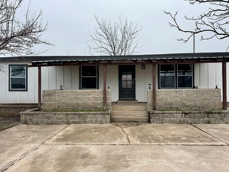 602 C St — Photo 2