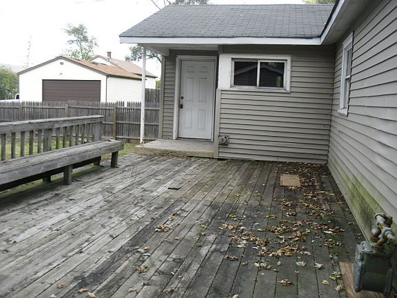 4th image of 3015 Commercial Ave