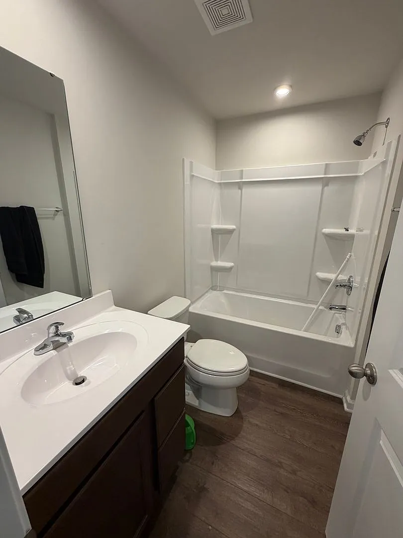 3 bedroom home with 1 car garage available now! — Photo 1