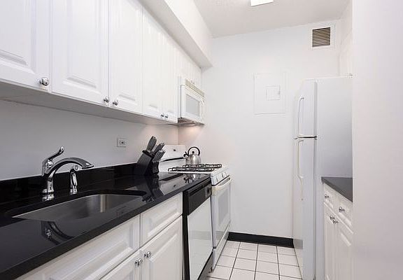 3rd image of 230 W 55th St APT 4C
