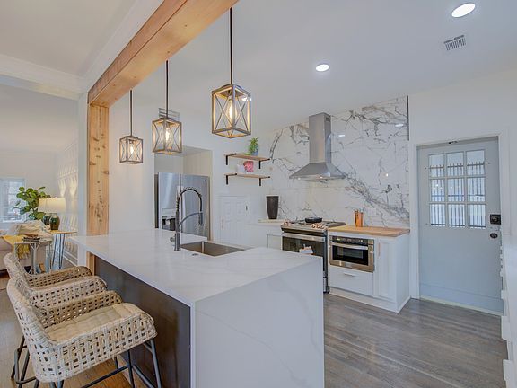 3rd image of 1578 N PARKWAY