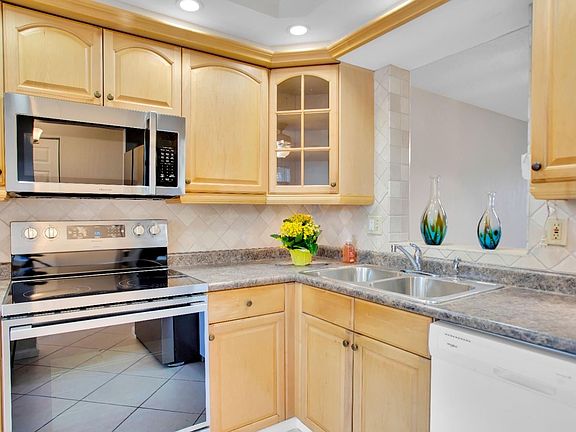 5th image of 370 NW 76th Avenue #102