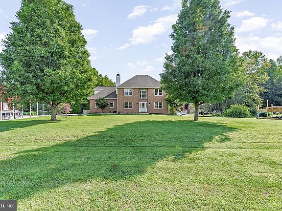 3rd image of 1601 Meadow Oaks Ln