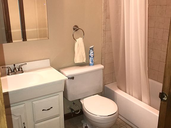 Upstairs hallway bathroom 