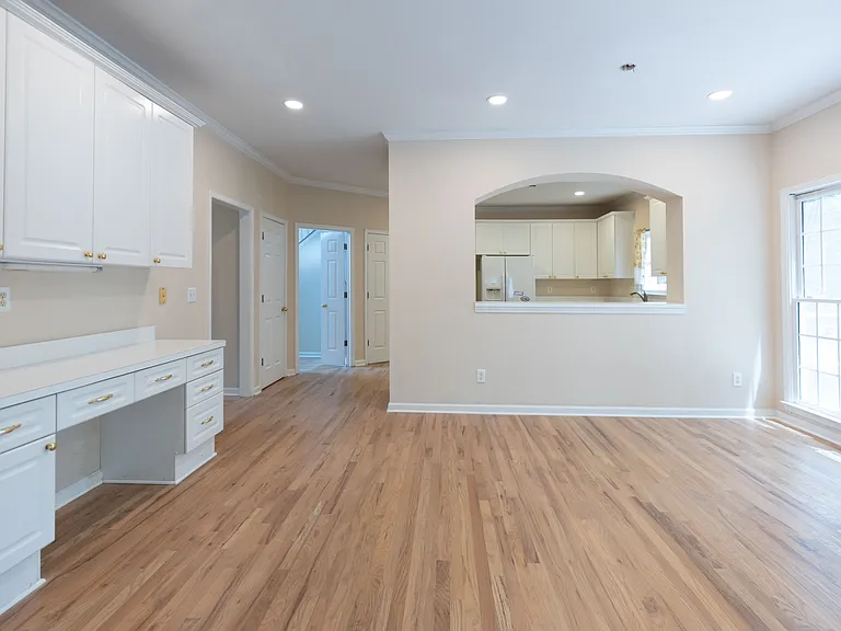 1649 Crittenden Ln — Photo 12